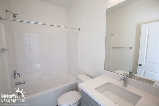 Building Photo - Modern 4Bdm 4.5 Ba Townhome in Desirable Las Vegas Community