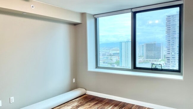 Building Photo - 2 BEDROOM CONDO UNIT IN CONVENIENT DOWNTOW...