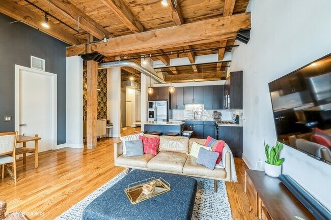 Building Photo - 770 W Gladys Ave