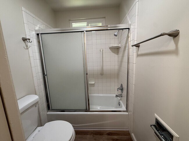 Building Photo - Newly renovated single story in Greenwood Estates!