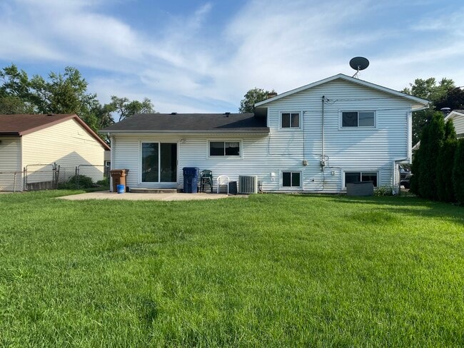 Building Photo - 10 E Schubert Ave