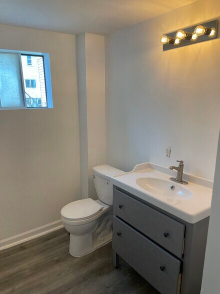 Upstairs Bath - 115 Beckert St