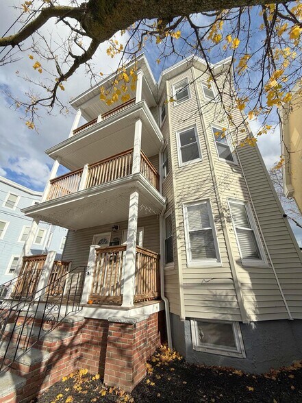 Building Photo - 196 Sherman St