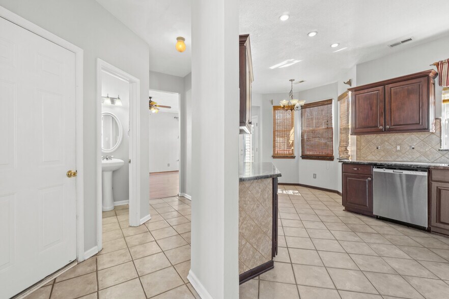 Building Photo - 305 Hidden Falls Ct