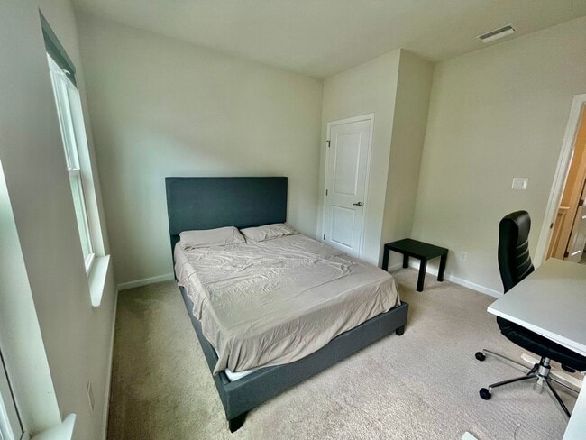 Building Photo - Pittsburgh - 3 Bedroom 2.5 Bathroom - Town...