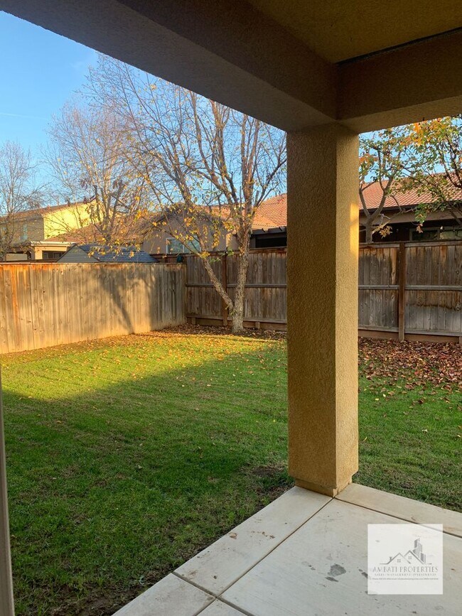 Building Photo - Spacious 4 Bedroom 3 Bath Home in Harlan R...