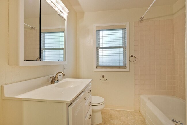 Building Photo - Awesome Home Located in a Quiet Tree Line ...