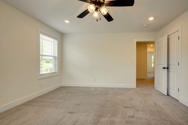 Building Photo - 420 Stonemeadow Rd