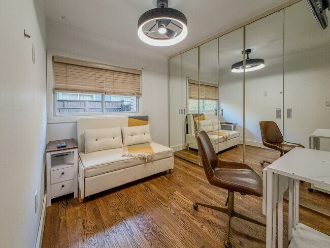 Building Photo - Cozy FURNISHED or  Unfurnished  2-Bed, 2-B...