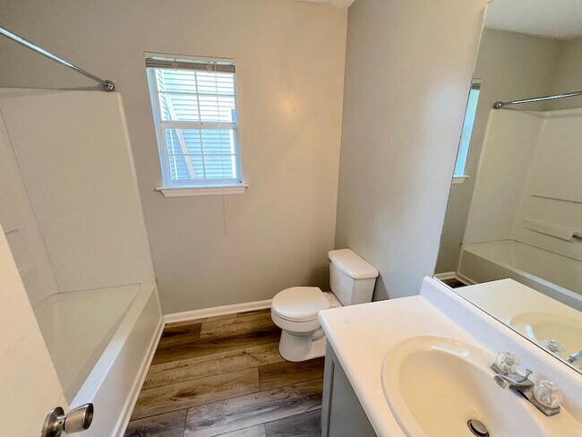 Building Photo - 3 BED | 2 BATH | NEWLY RENOVATED