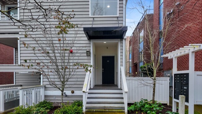 Building Photo - Modern 2BR Apartment in Prime Queen Anne Location