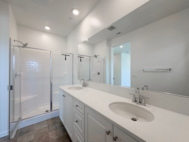 Building Photo - Beautiful 3B/2.5BA Townhome in Vista for R...