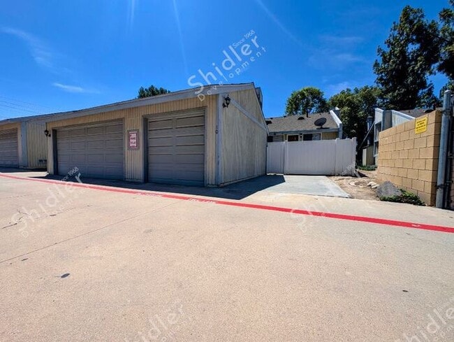 Building Photo - 2 Bed 1 Bath No one Above You