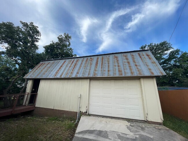 Building Photo - NEW ON MARKET