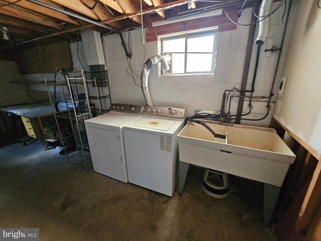 Building Photo - 14236 Caroline St