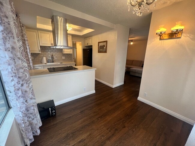 Building Photo - Large 1BR/1BA Updated End Unit (Upper Floor) Condo in Alpine Oaks
