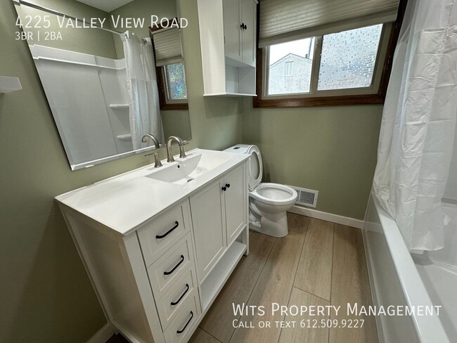Building Photo - 4225 Valley View Rd