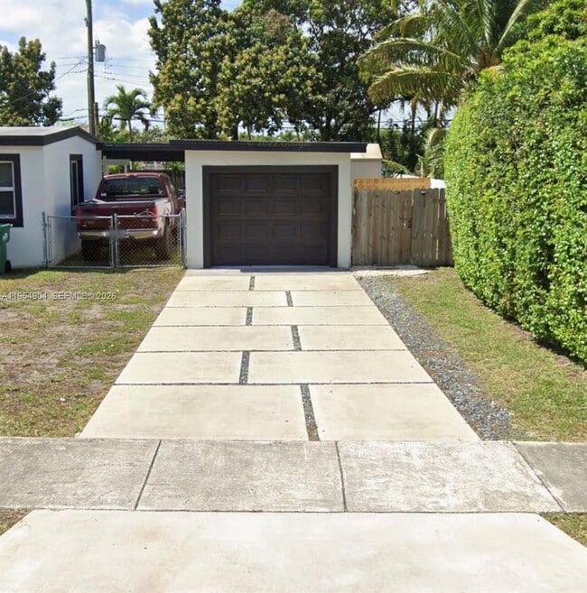 Building Photo - 4910 SW 98th Avenue Rd