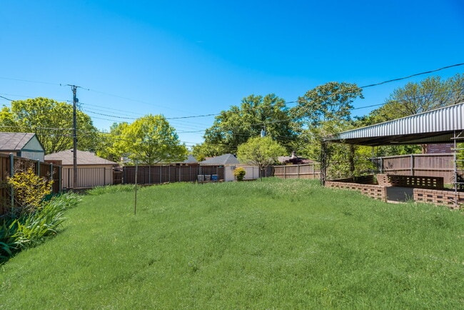 Building Photo - Gorgeous 2 Bed, 2 Bath Lochwood Home!