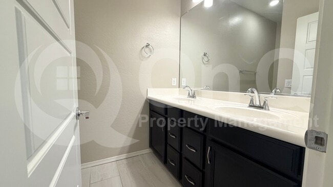 Building Photo - 2664 S Peppertree Dr