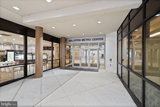 Building Photo - 900 N Stafford St