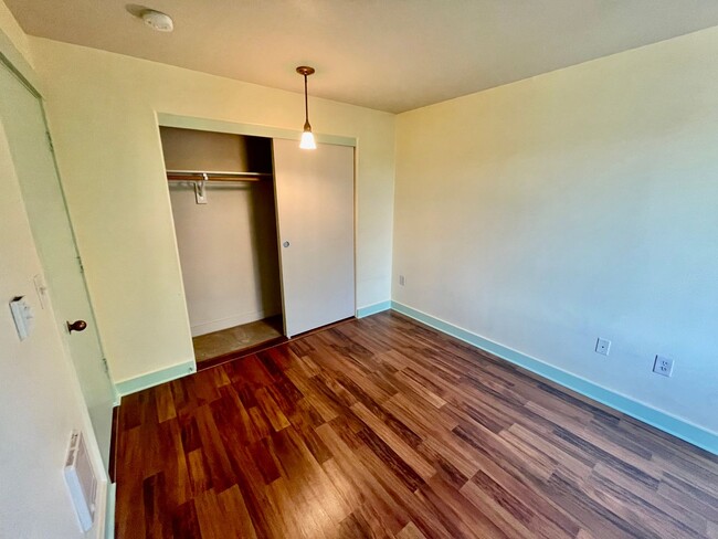 Building Photo - Spacious & Updated 2-Bedroom Condo in Prim...