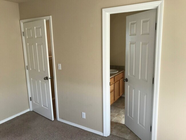 Building Photo - 3 Bedroom duplex on Bailey Hill Rd