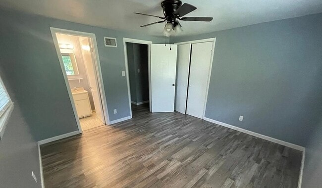 Building Photo - Charming 3-Bedroom 1.5 Bath Cottage-Style ...
