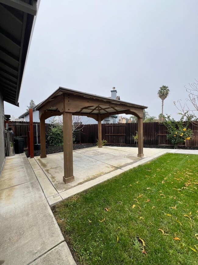 Building Photo - 827 Notre Dame Dr