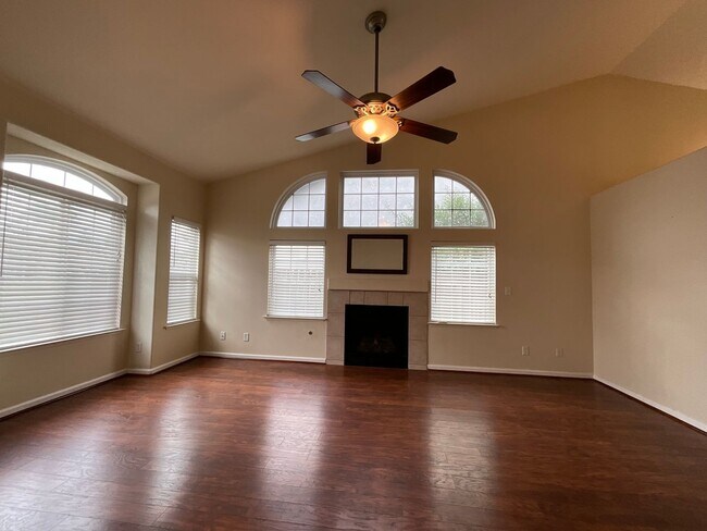 Building Photo - 2820 E Eclipse Ave