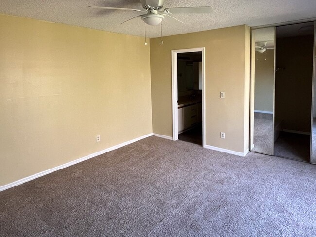 Building Photo - Two-Bedroom 2 story townhome- Prime location off Conroy near Millenia!!
