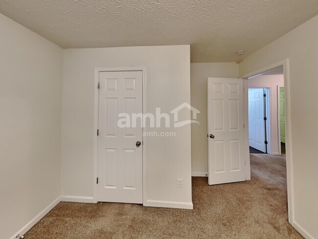 Building Photo - 3254 Ashgrove Ln SW