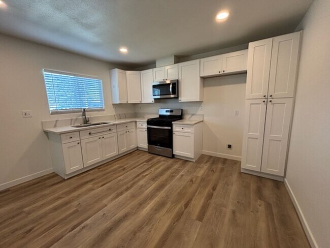 Building Photo - 3 Bedroom 2 Bath Home