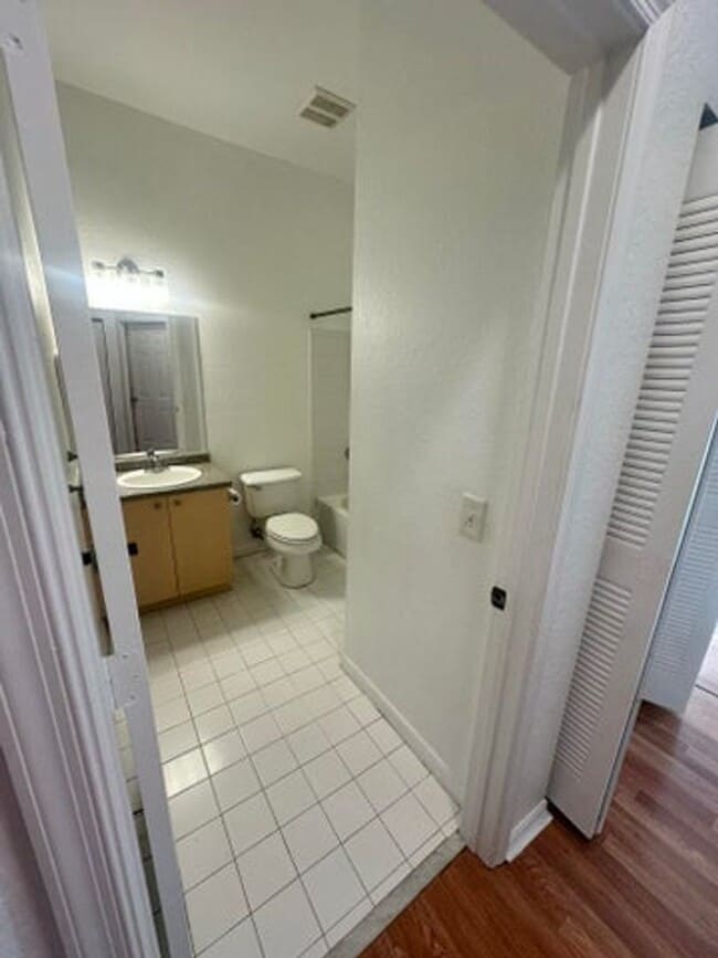 Building Photo - 220 Crestwood Cir