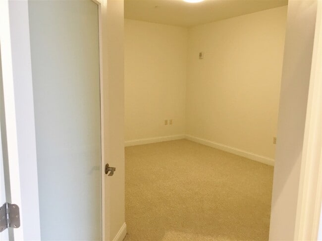 Building Photo - 875 Elm St