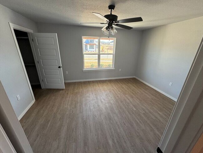 Building Photo - Fully Updated 2 Bedroom Duplex in Convenient Broken Arrow Location