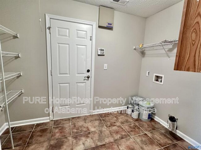 Building Photo - 423 Jasmine Dr