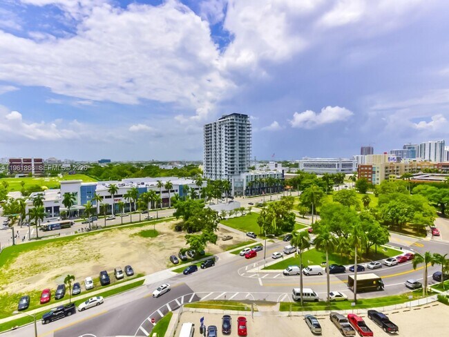 Building Photo - 1750 N Bayshore Dr