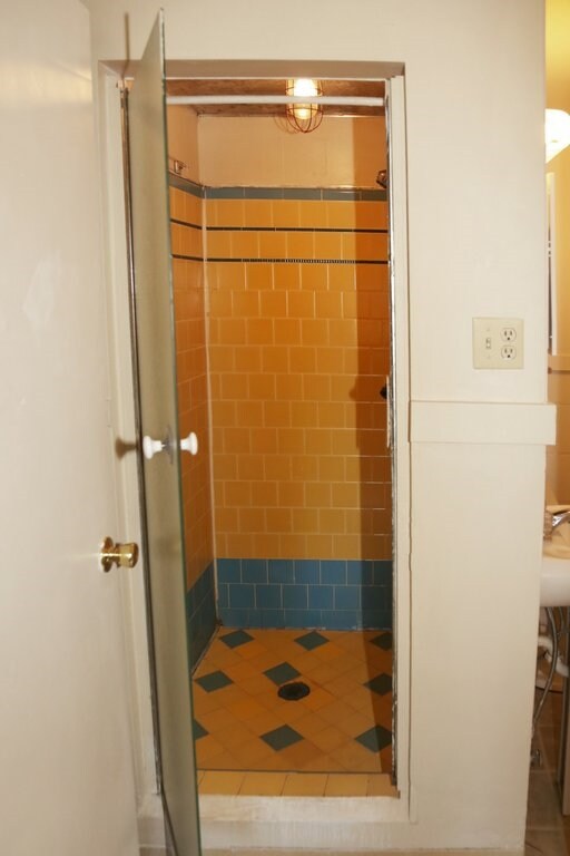 Unit 15 Building (1bed/1bath) - Bath - Seabreeze Apartments