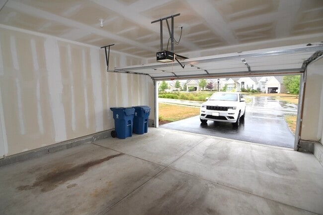 Building Photo - 8 Spicebush Ct