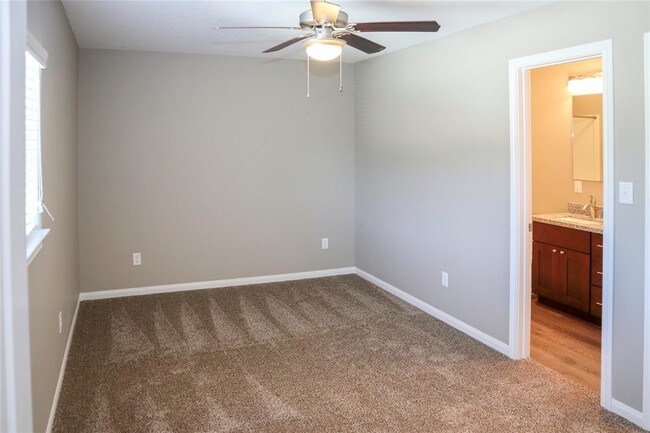 Building Photo - 118 Artesian Way
