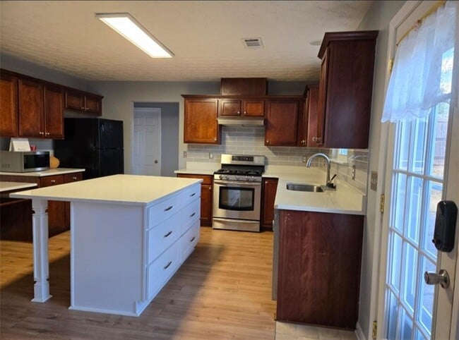 Building Photo - 728 Roxholly Ln NE