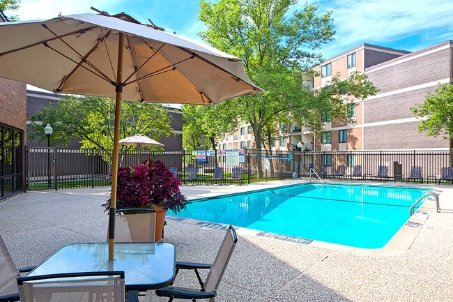 Building Photo - York Plaza