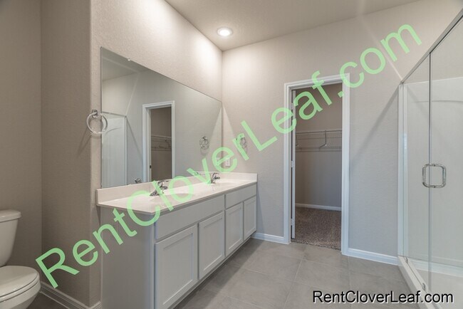Building Photo - Available Now: 5 bed 3 Full bath