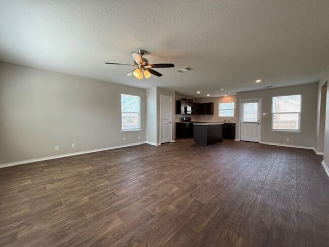 Building Photo - Move in Ready 3 Bedroom Two-story Home