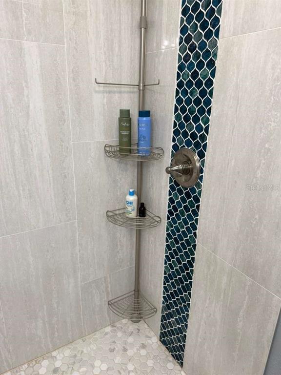 Building Photo - 2021 Valley Dr