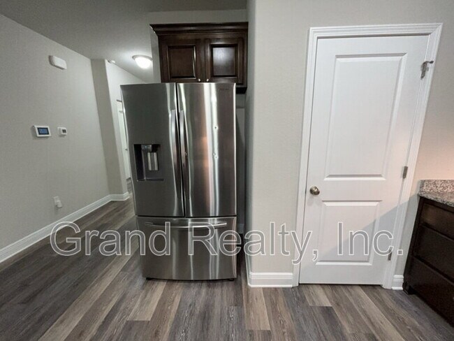 Building Photo - 3823 Shady Grove Dr