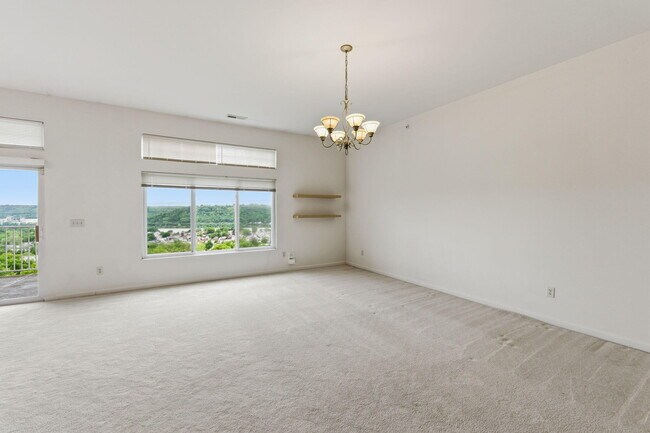 Building Photo - 323 Skyview Ct