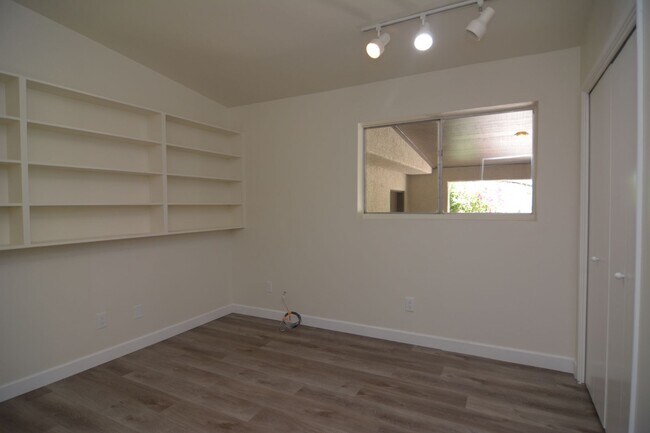 Building Photo - Well Maintained 3 Bedroom 2 Bath Home! Located in a Desirable North Tucson Location! Short Term R...