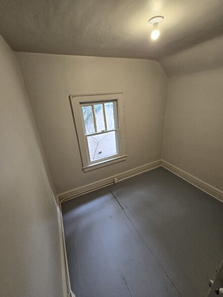 Building Photo - 1925 Foster Ave